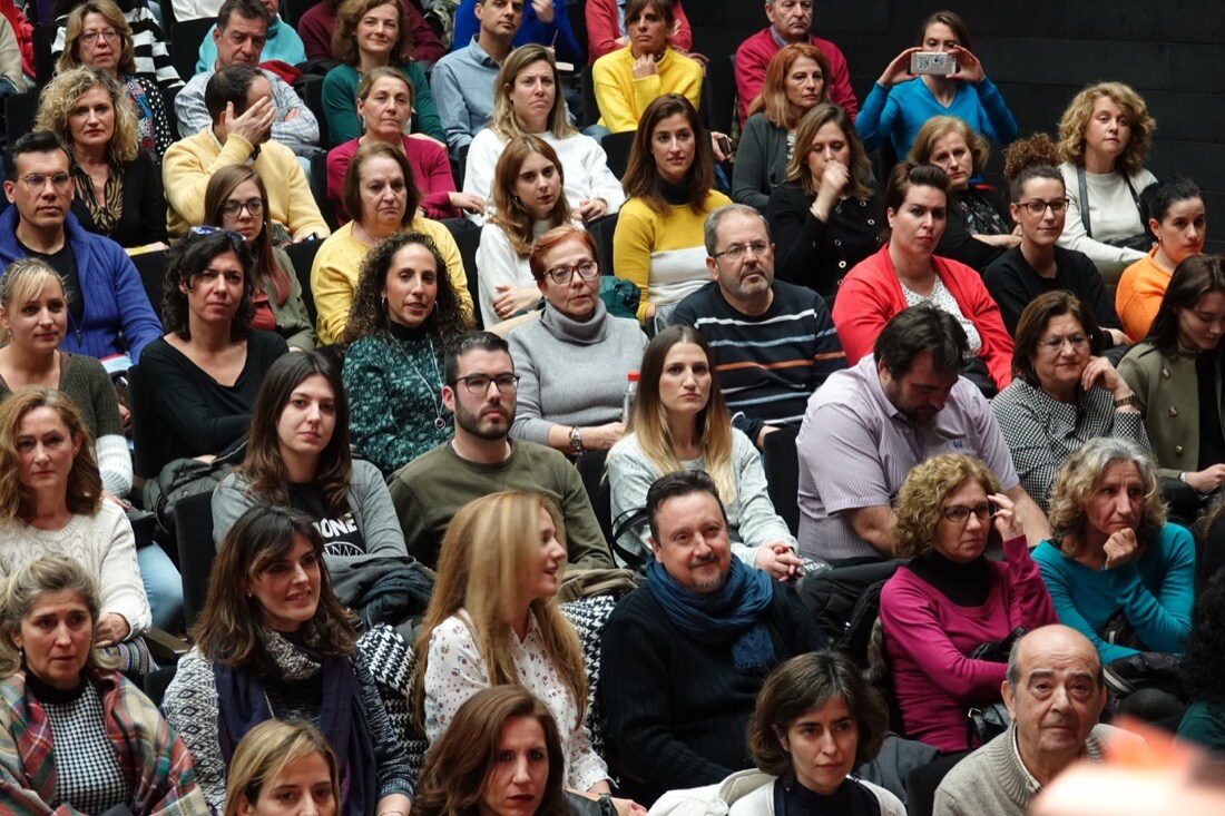 El escritor llenó el Centro Lorca en una nueva cita del Aula de Cultura de IDEAL | Ante el éxito de la convocatoria, se organizará una nueva charla con el psicólogo en próximas fechas