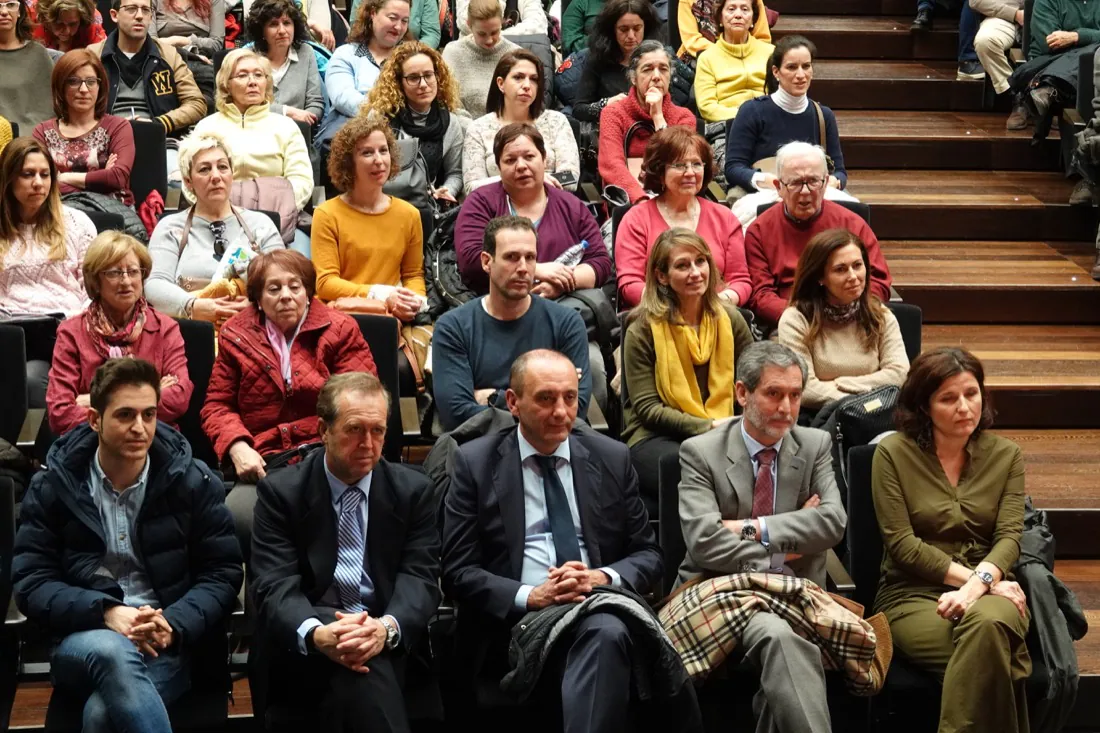 El escritor llenó el Centro Lorca en una nueva cita del Aula de Cultura de IDEAL | Ante el éxito de la convocatoria, se organizará una nueva charla con el psicólogo en próximas fechas