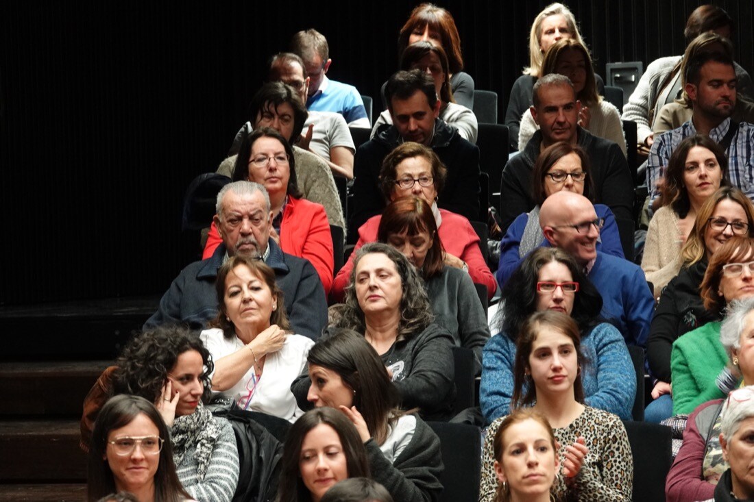 El escritor llenó el Centro Lorca en una nueva cita del Aula de Cultura de IDEAL | Ante el éxito de la convocatoria, se organizará una nueva charla con el psicólogo en próximas fechas