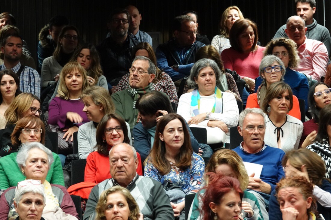 El escritor llenó el Centro Lorca en una nueva cita del Aula de Cultura de IDEAL | Ante el éxito de la convocatoria, se organizará una nueva charla con el psicólogo en próximas fechas