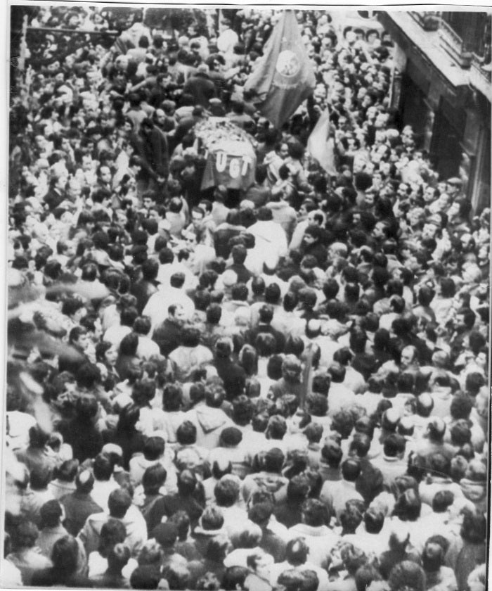 El féretro de Enrique Casas fue llevado a hombros por los militantes desde el barrio de Gros por el Paseo de la Zurriola, que ahora es la playa donde se practica el Surf, hasta la Basílica de Santa María en la Parte Vieja donostiarra.