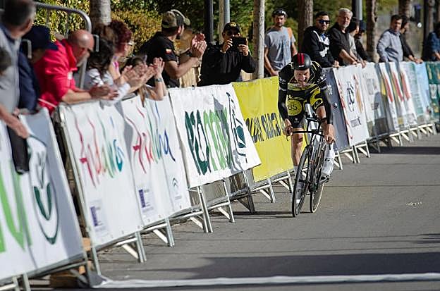 El ciclista belga Tim Wellens (Lotto Soudal) momentos antes de entrar en la meta y conseguir la victoria.