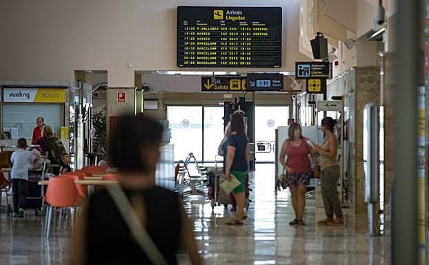 Viajeros en el aeropuerto de Granada.