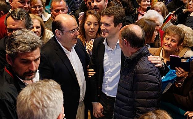Sebastián Pérez saluda a Pablo Casado en su mitin de presentación como candidato a la alcaldía granadina. 