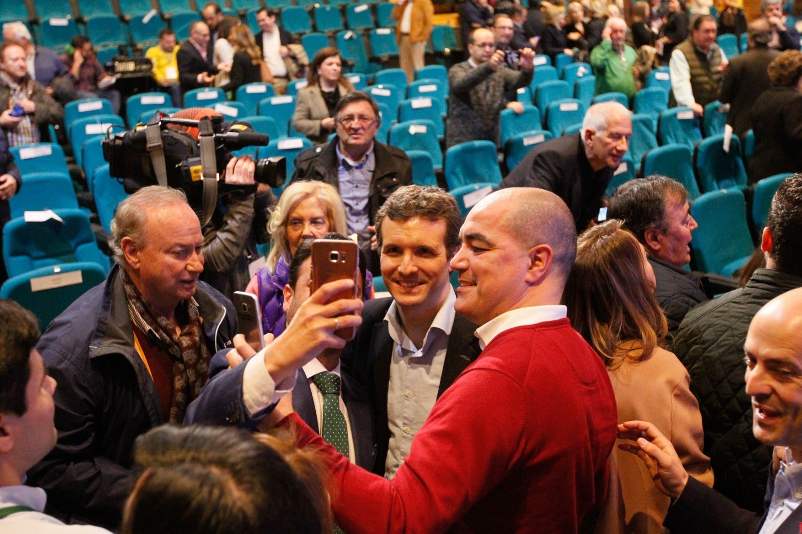 Miles de personas se han reunido este sábado en un mitin en el Palacio de Congresos con el líder nacional del partido, Pablo Casado