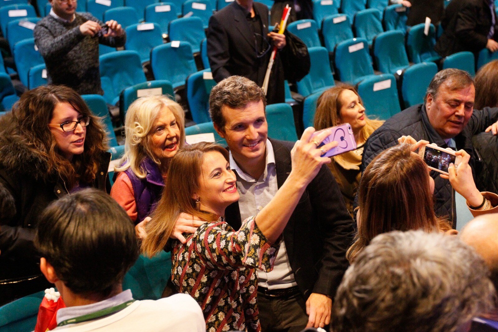 Miles de personas se han reunido este sábado en un mitin en el Palacio de Congresos con el líder nacional del partido, Pablo Casado