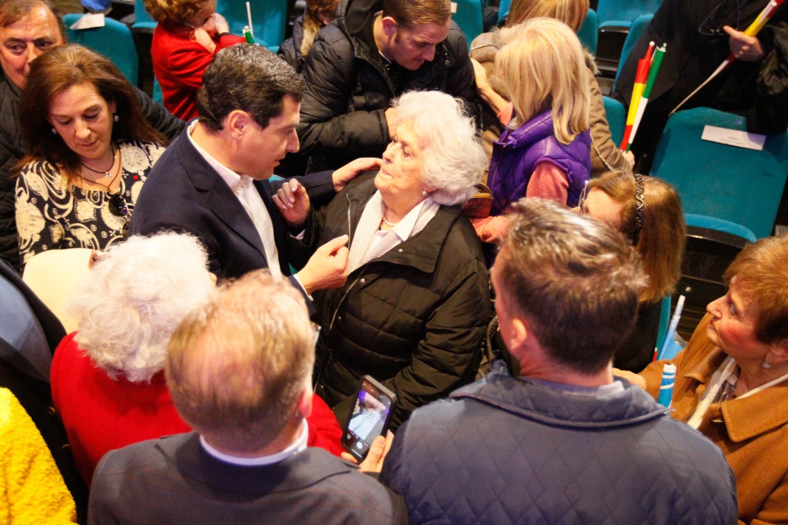 Miles de personas se han reunido este sábado en un mitin en el Palacio de Congresos con el líder nacional del partido, Pablo Casado