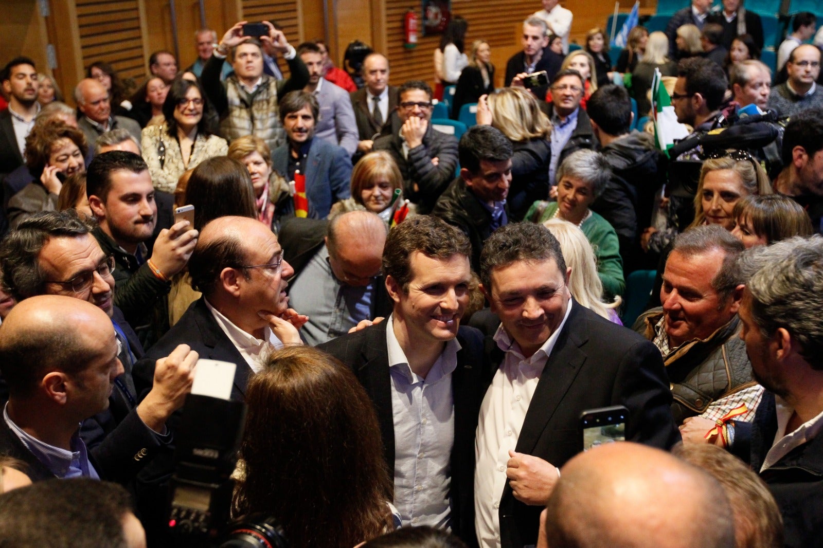 Miles de personas se han reunido este sábado en un mitin en el Palacio de Congresos con el líder nacional del partido, Pablo Casado
