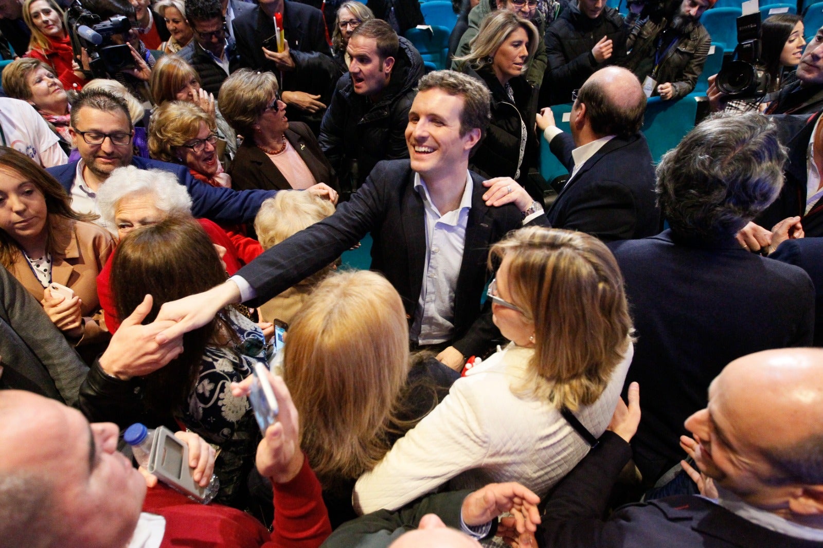 Miles de personas se han reunido este sábado en un mitin en el Palacio de Congresos con el líder nacional del partido, Pablo Casado