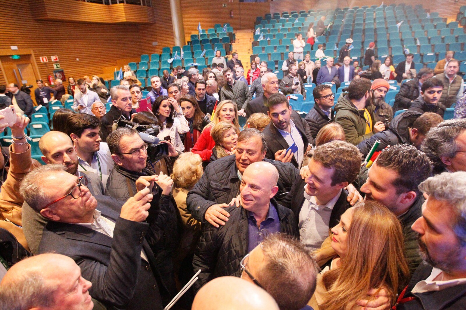 Miles de personas se han reunido este sábado en un mitin en el Palacio de Congresos con el líder nacional del partido, Pablo Casado