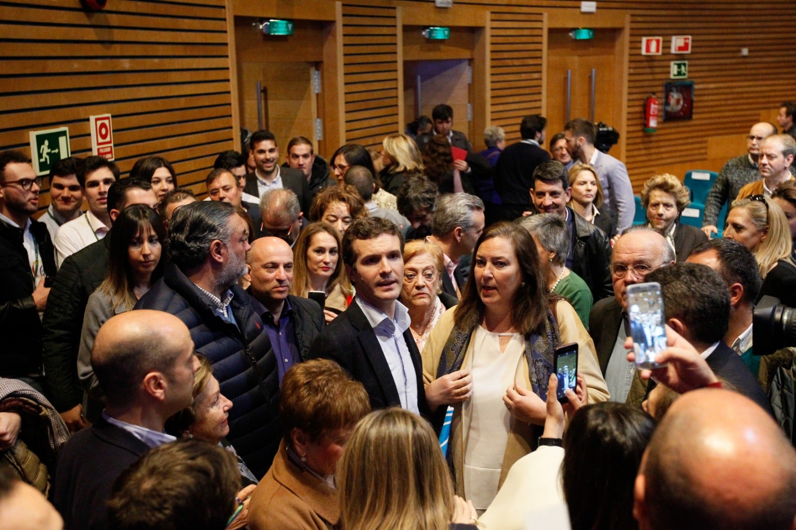 Miles de personas se han reunido este sábado en un mitin en el Palacio de Congresos con el líder nacional del partido, Pablo Casado