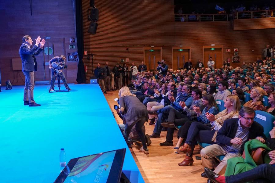 Miles de personas se han reunido este sábado en un mitin en el Palacio de Congresos con el líder nacional del partido, Pablo Casado