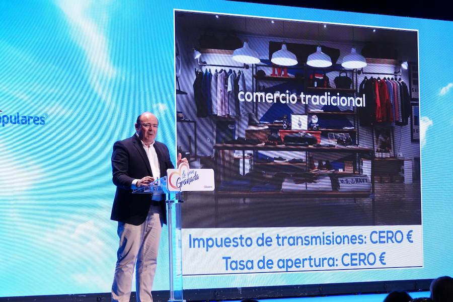 Miles de personas se han reunido este sábado en un mitin en el Palacio de Congresos con el líder nacional del partido, Pablo Casado