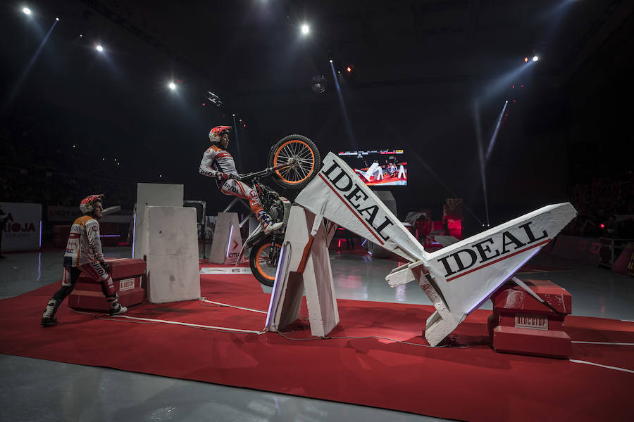 Toni Bou vuela en Granada y se pone aún más líder del X-Trail | Raga acaba tercero tras no clasificarse para la final en la segunda ronda. El joven Busto logra un importante segundo puesto