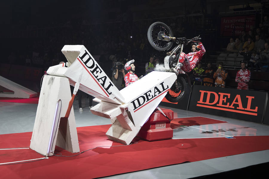 Toni Bou vuela en Granada y se pone aún más líder del X-Trail | Raga acaba tercero tras no clasificarse para la final en la segunda ronda. El joven Busto logra un importante segundo puesto