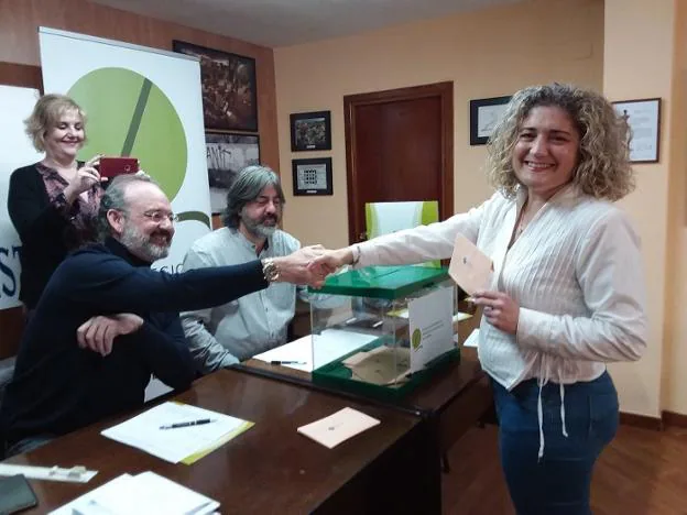 María José López Díaz, tras depositar su voto.