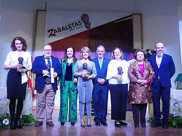 Los premiados junto al alcalde y otras autoridades.