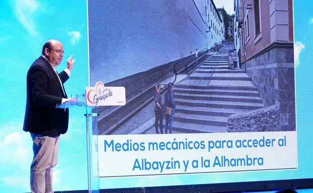 Sebastián Pérez muestra la recreación de la escalera mecánica a la Alhambra y el Albaicín. 