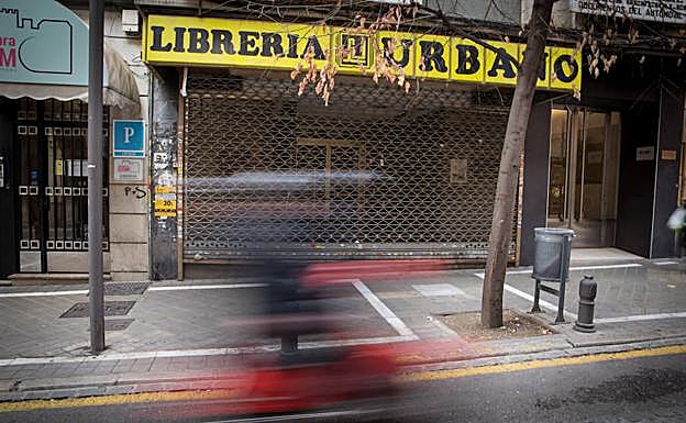 Imagen principal - Cuando el comercio de Granada se convirtió en arte urbano