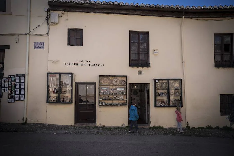 Desde el siglo XIX, la familia de Miguel Laguna se dedica a fabricar productos imitando los diseños del monumento nazarí por antonomasia