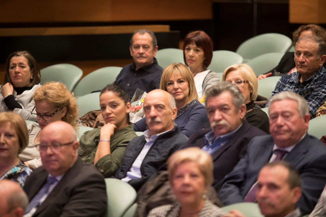 El hospital granadino ha celebrado un acto en la sede de Caja Rural en Granada para galardonar a las 184 personas que alcanzaron la jubilación el pasado año