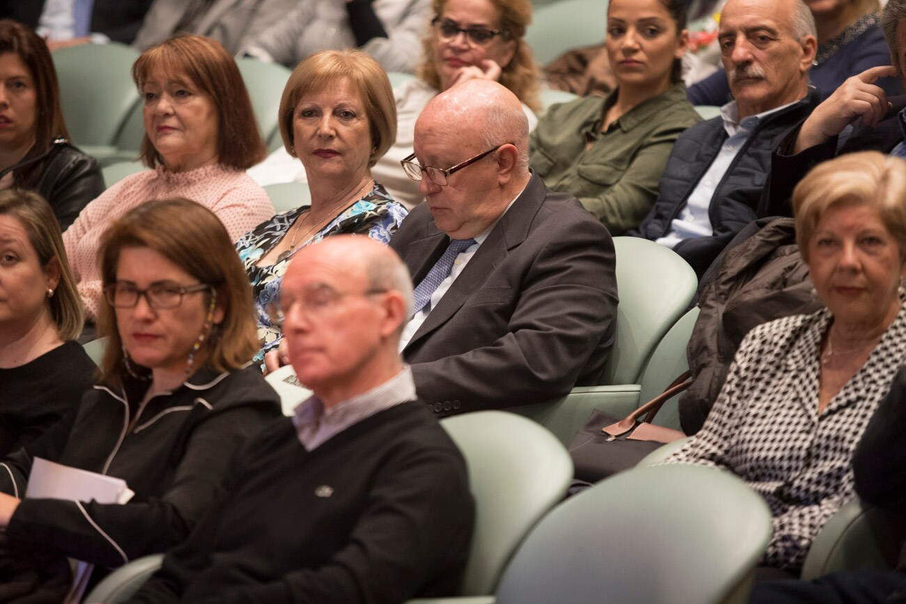 El hospital granadino ha celebrado un acto en la sede de Caja Rural en Granada para galardonar a las 184 personas que alcanzaron la jubilación el pasado año