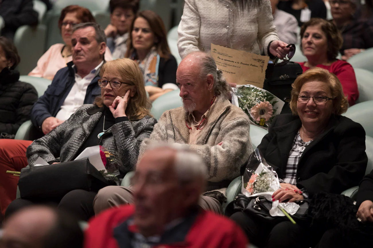 El hospital granadino ha celebrado un acto en la sede de Caja Rural en Granada para galardonar a las 184 personas que alcanzaron la jubilación el pasado año