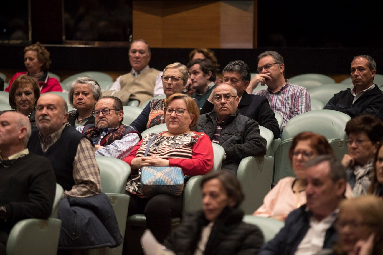 El hospital granadino ha celebrado un acto en la sede de Caja Rural en Granada para galardonar a las 184 personas que alcanzaron la jubilación el pasado año