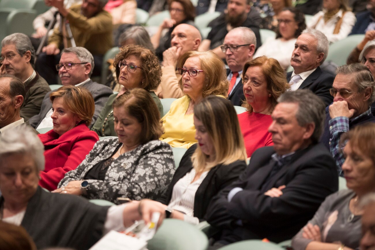 El hospital granadino ha celebrado un acto en la sede de Caja Rural en Granada para galardonar a las 184 personas que alcanzaron la jubilación el pasado año