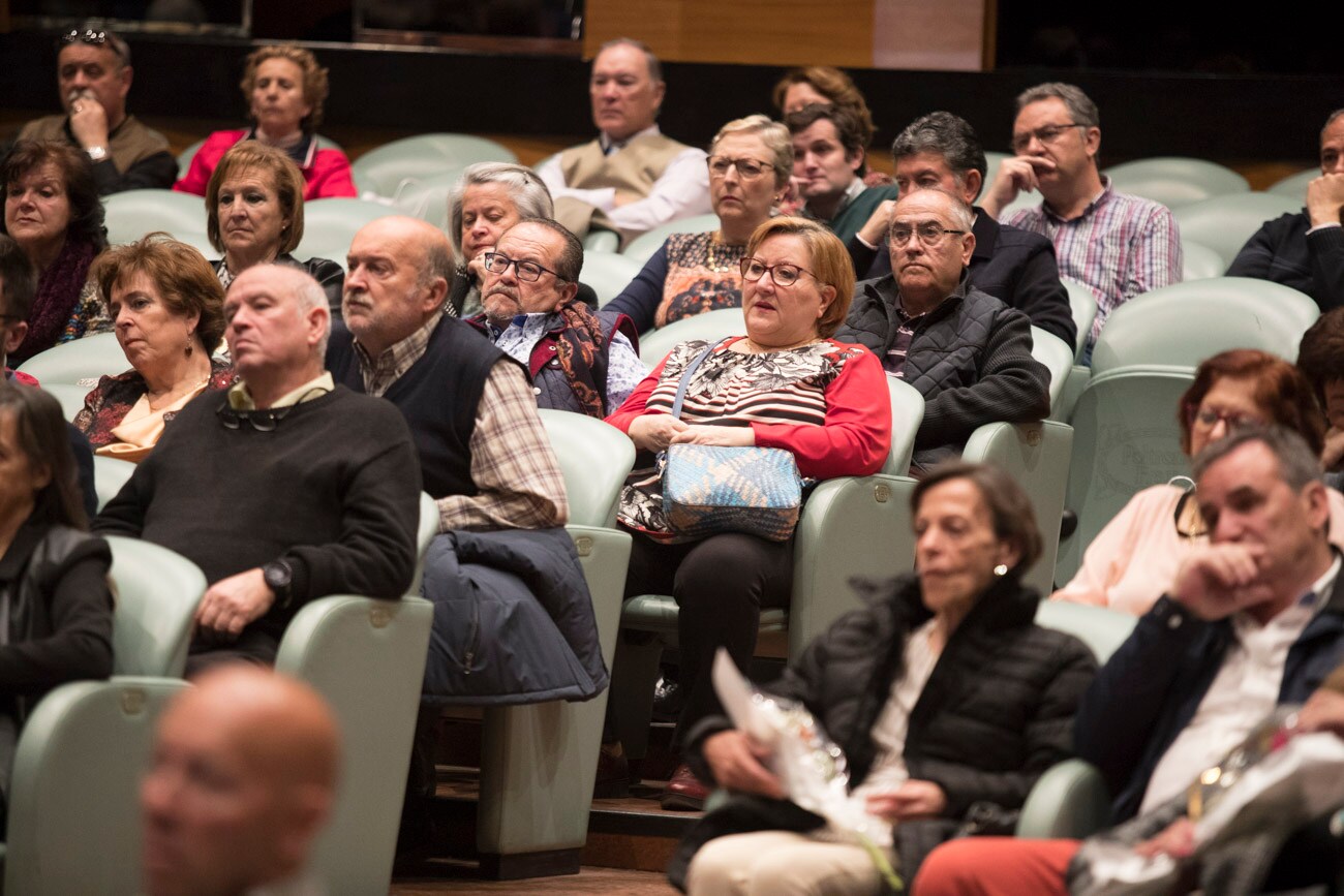 El hospital granadino ha celebrado un acto en la sede de Caja Rural en Granada para galardonar a las 184 personas que alcanzaron la jubilación el pasado año