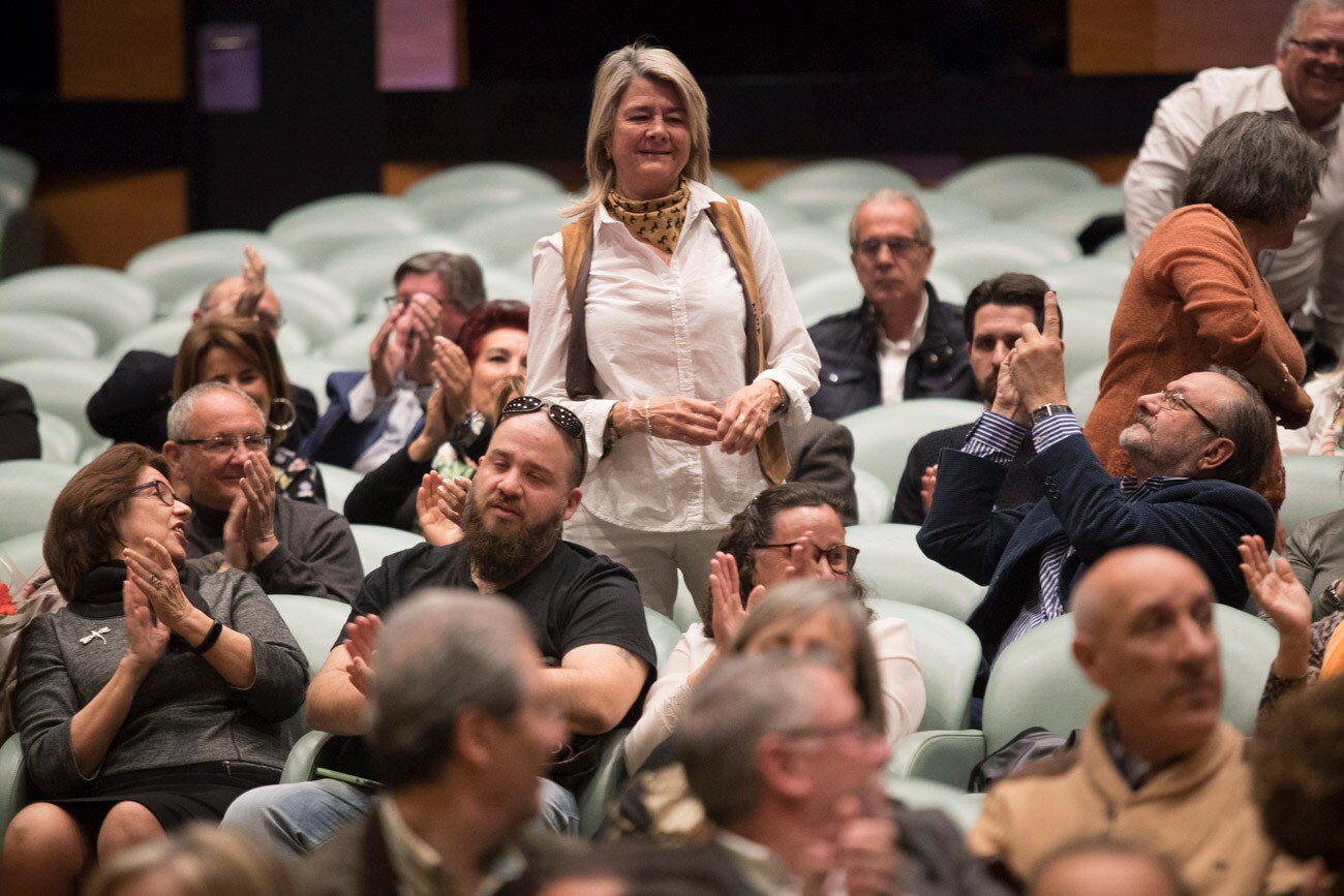 El hospital granadino ha celebrado un acto en la sede de Caja Rural en Granada para galardonar a las 184 personas que alcanzaron la jubilación el pasado año