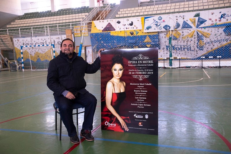 El concejal Miguel Ángel Muñoz con el cartel de la ópera en el pabellón de deportes de Motril. 