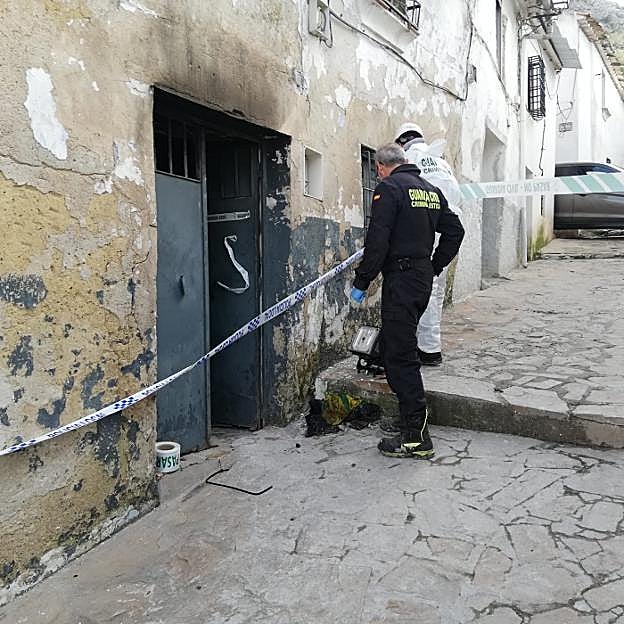 Agentes de la Guardia Civil durante la inspección del lugar del crimen.