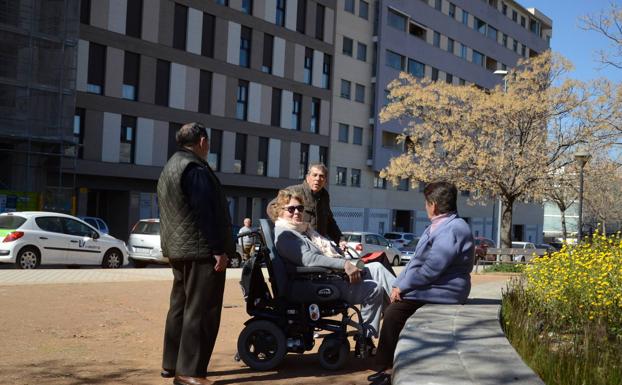 Petri, Rita y otros vecinos de Albayda conversan en uno de los parques.