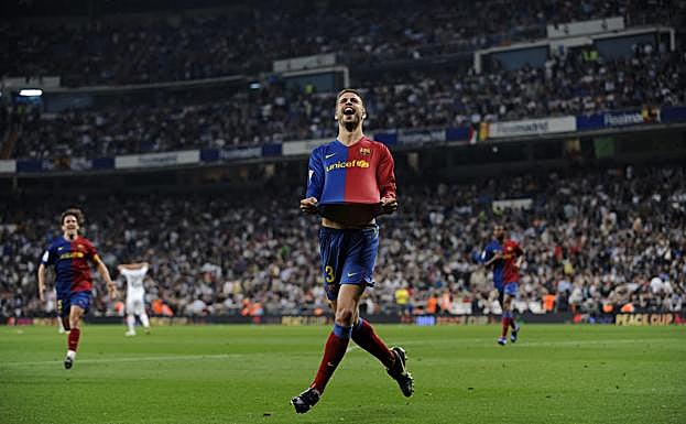 Piqué celebra el definitivo 2-6 en el Bernabéu.