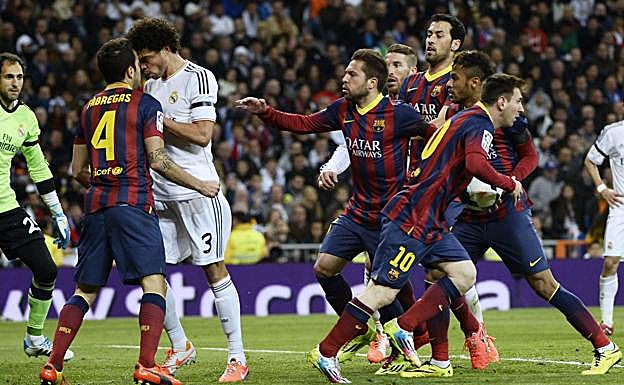 Cesc y Pepe se enzarzan en una acción del partido.