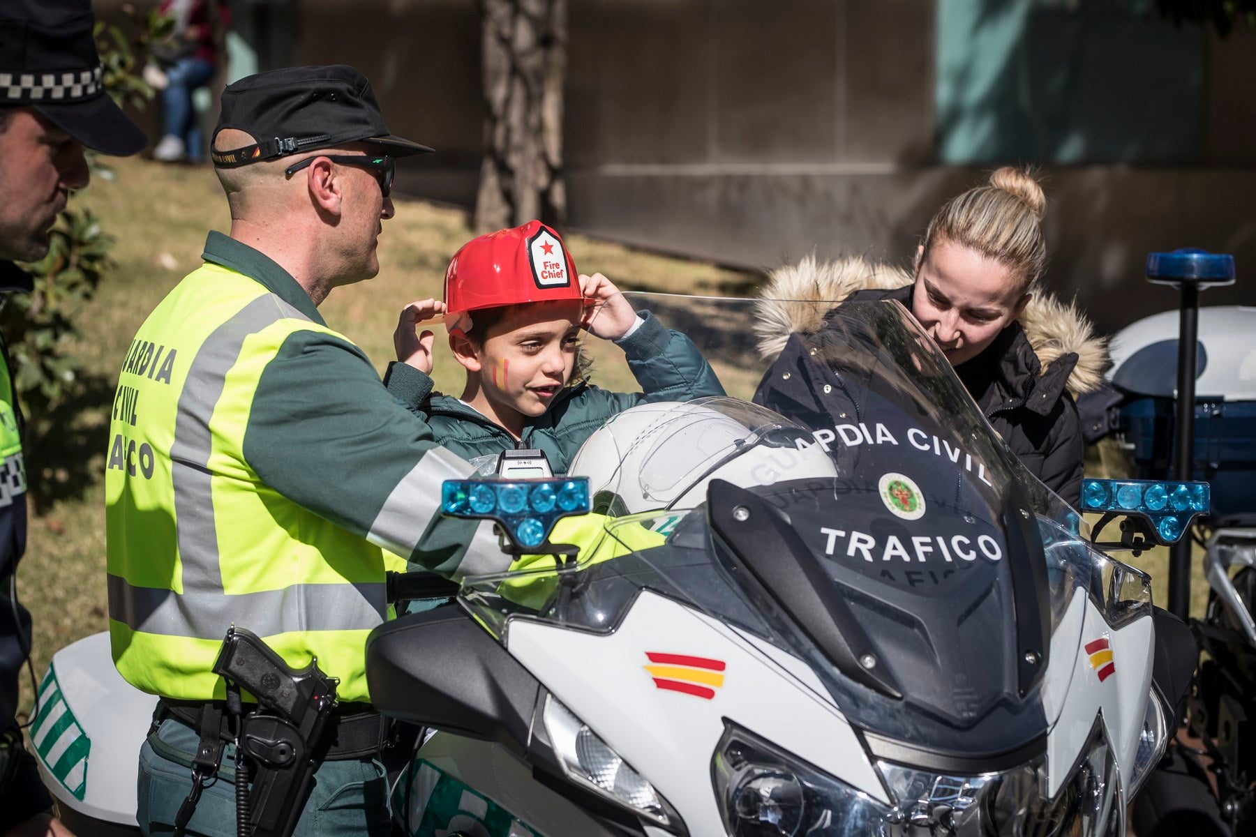 Agentes de Policía Local y Nacional, Guardia Civil, Bomberos, Protección Civil, Agentes Medioambientales e Infoca y Ejercito de Aire y Tierra y personal de Emergencias participan en esta actividad promovida por la Asociación Sonrisas