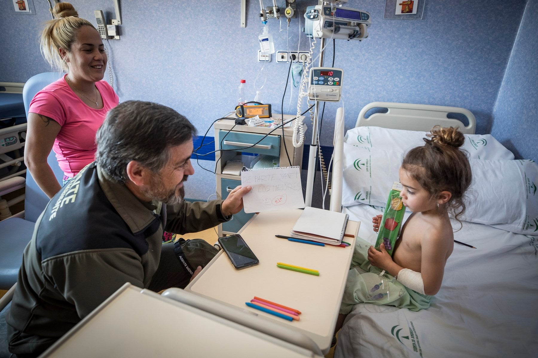 Agentes de Policía Local y Nacional, Guardia Civil, Bomberos, Protección Civil, Agentes Medioambientales e Infoca y Ejercito de Aire y Tierra y personal de Emergencias participan en esta actividad promovida por la Asociación Sonrisas