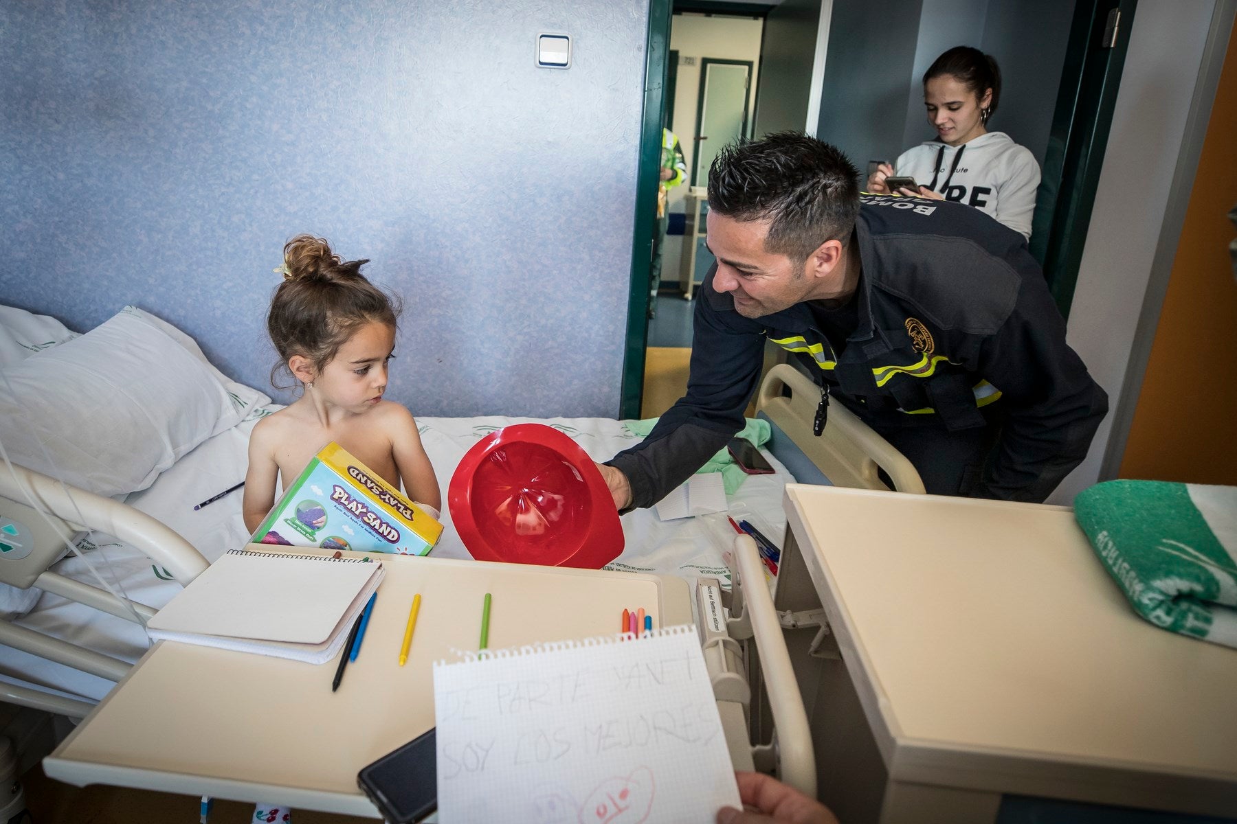 Agentes de Policía Local y Nacional, Guardia Civil, Bomberos, Protección Civil, Agentes Medioambientales e Infoca y Ejercito de Aire y Tierra y personal de Emergencias participan en esta actividad promovida por la Asociación Sonrisas
