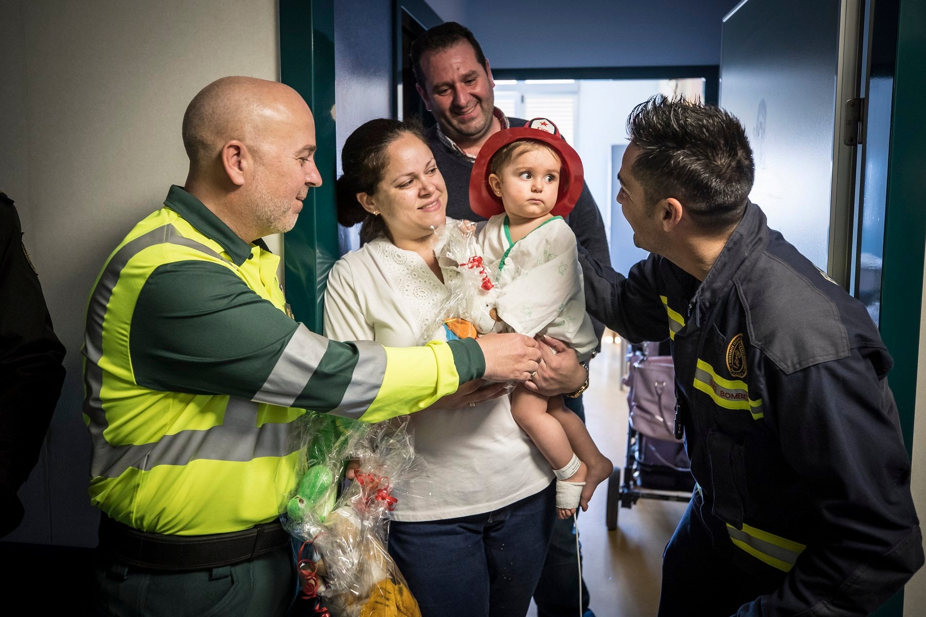 Agentes de Policía Local y Nacional, Guardia Civil, Bomberos, Protección Civil, Agentes Medioambientales e Infoca y Ejercito de Aire y Tierra y personal de Emergencias participan en esta actividad promovida por la Asociación Sonrisas