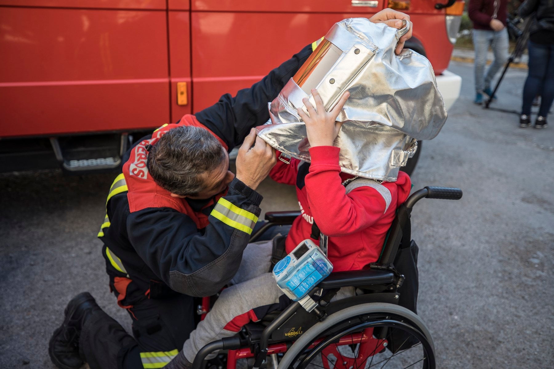 Agentes de Policía Local y Nacional, Guardia Civil, Bomberos, Protección Civil, Agentes Medioambientales e Infoca y Ejercito de Aire y Tierra y personal de Emergencias participan en esta actividad promovida por la Asociación Sonrisas