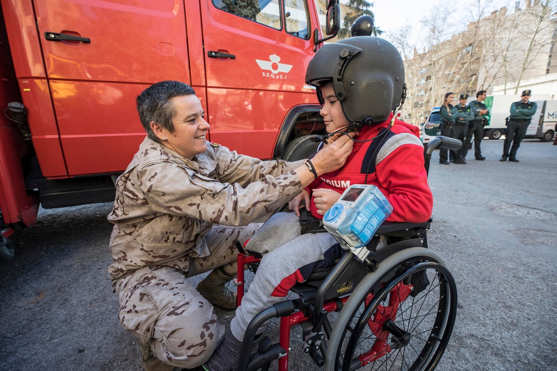 Agentes de Policía Local y Nacional, Guardia Civil, Bomberos, Protección Civil, Agentes Medioambientales e Infoca y Ejercito de Aire y Tierra y personal de Emergencias participan en esta actividad promovida por la Asociación Sonrisas