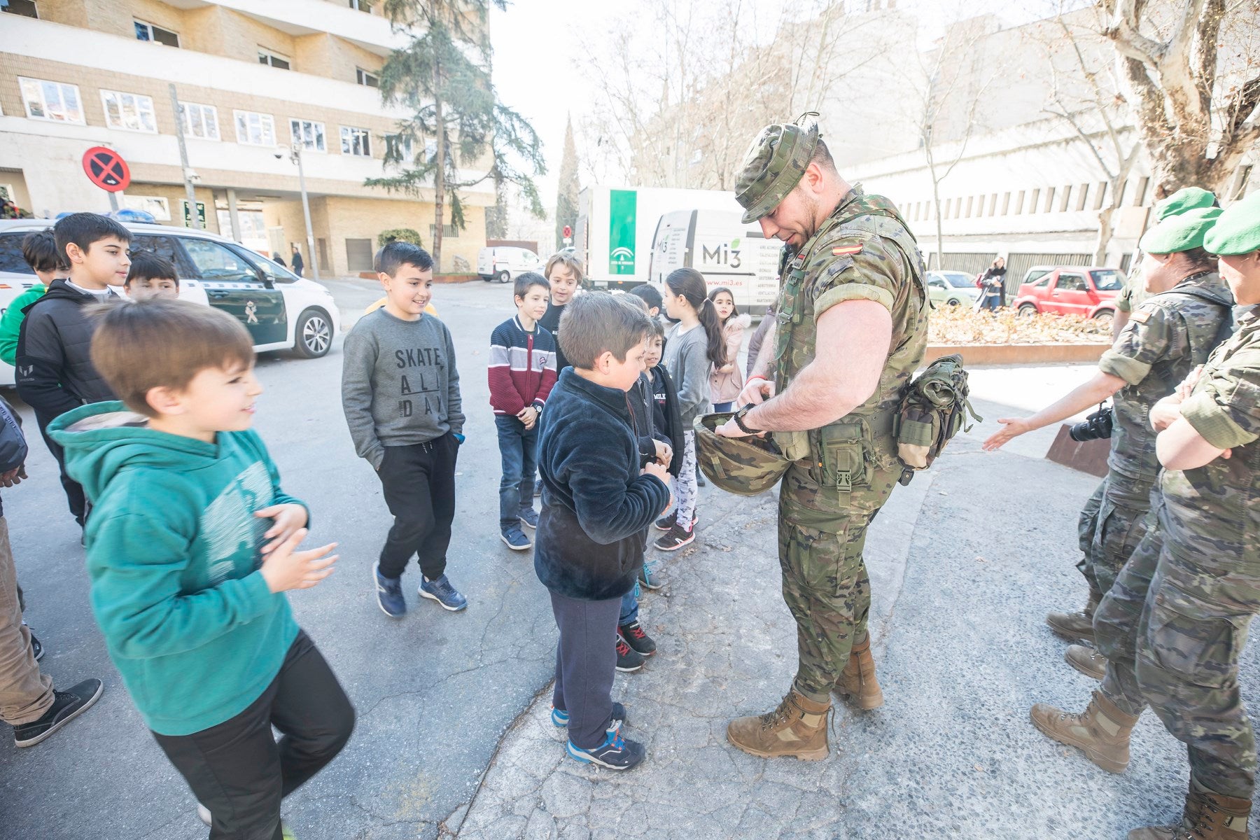 Agentes de Policía Local y Nacional, Guardia Civil, Bomberos, Protección Civil, Agentes Medioambientales e Infoca y Ejercito de Aire y Tierra y personal de Emergencias participan en esta actividad promovida por la Asociación Sonrisas