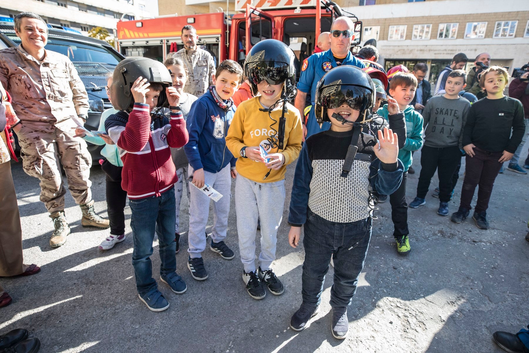 Agentes de Policía Local y Nacional, Guardia Civil, Bomberos, Protección Civil, Agentes Medioambientales e Infoca y Ejercito de Aire y Tierra y personal de Emergencias participan en esta actividad promovida por la Asociación Sonrisas