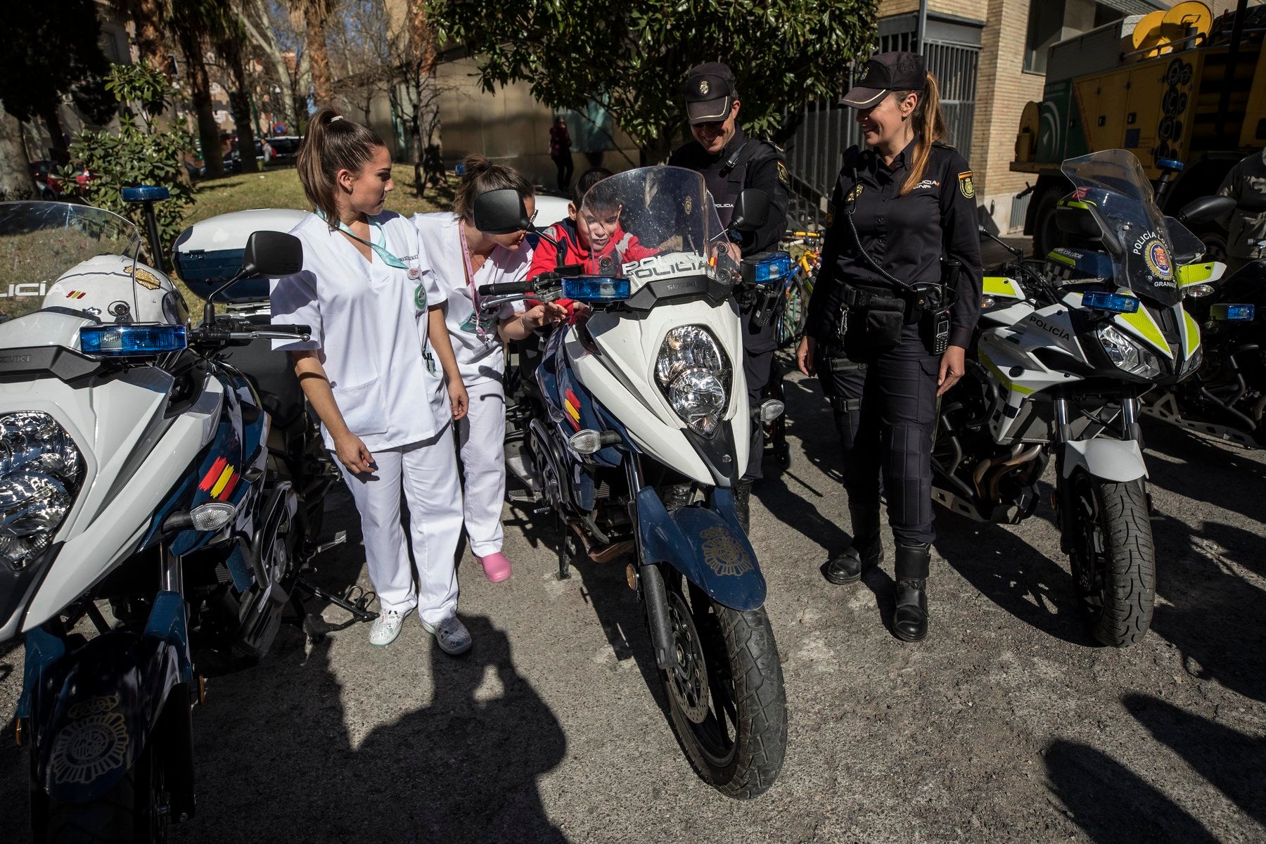 Agentes de Policía Local y Nacional, Guardia Civil, Bomberos, Protección Civil, Agentes Medioambientales e Infoca y Ejercito de Aire y Tierra y personal de Emergencias participan en esta actividad promovida por la Asociación Sonrisas