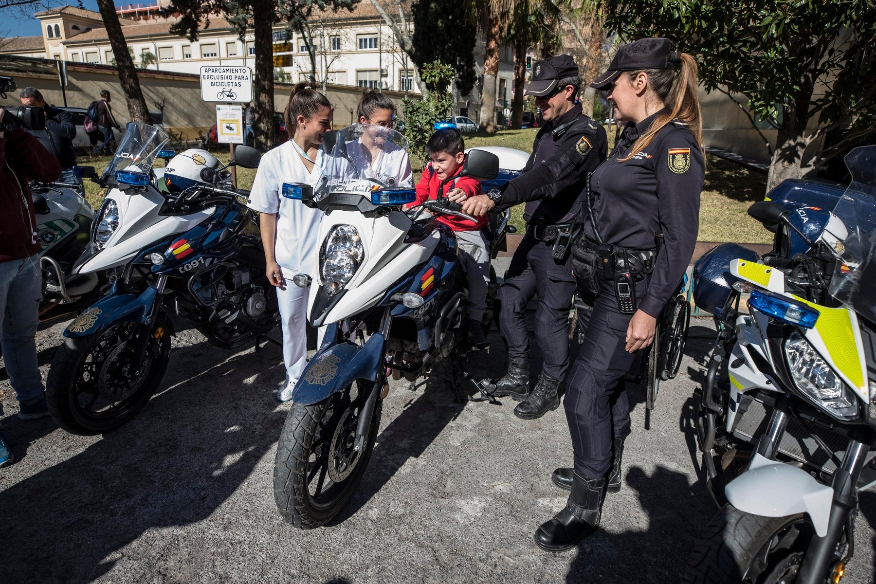 Agentes de Policía Local y Nacional, Guardia Civil, Bomberos, Protección Civil, Agentes Medioambientales e Infoca y Ejercito de Aire y Tierra y personal de Emergencias participan en esta actividad promovida por la Asociación Sonrisas