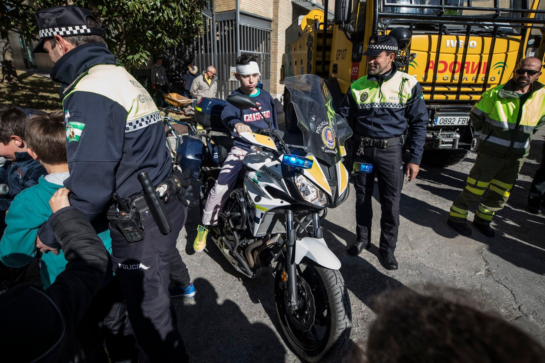 Agentes de Policía Local y Nacional, Guardia Civil, Bomberos, Protección Civil, Agentes Medioambientales e Infoca y Ejercito de Aire y Tierra y personal de Emergencias participan en esta actividad promovida por la Asociación Sonrisas