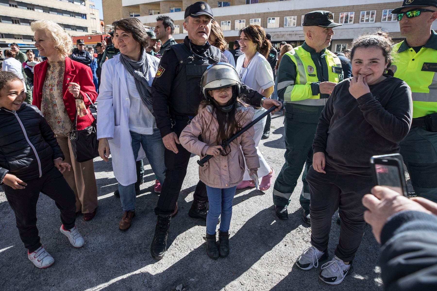 Agentes de Policía Local y Nacional, Guardia Civil, Bomberos, Protección Civil, Agentes Medioambientales e Infoca y Ejercito de Aire y Tierra y personal de Emergencias participan en esta actividad promovida por la Asociación Sonrisas