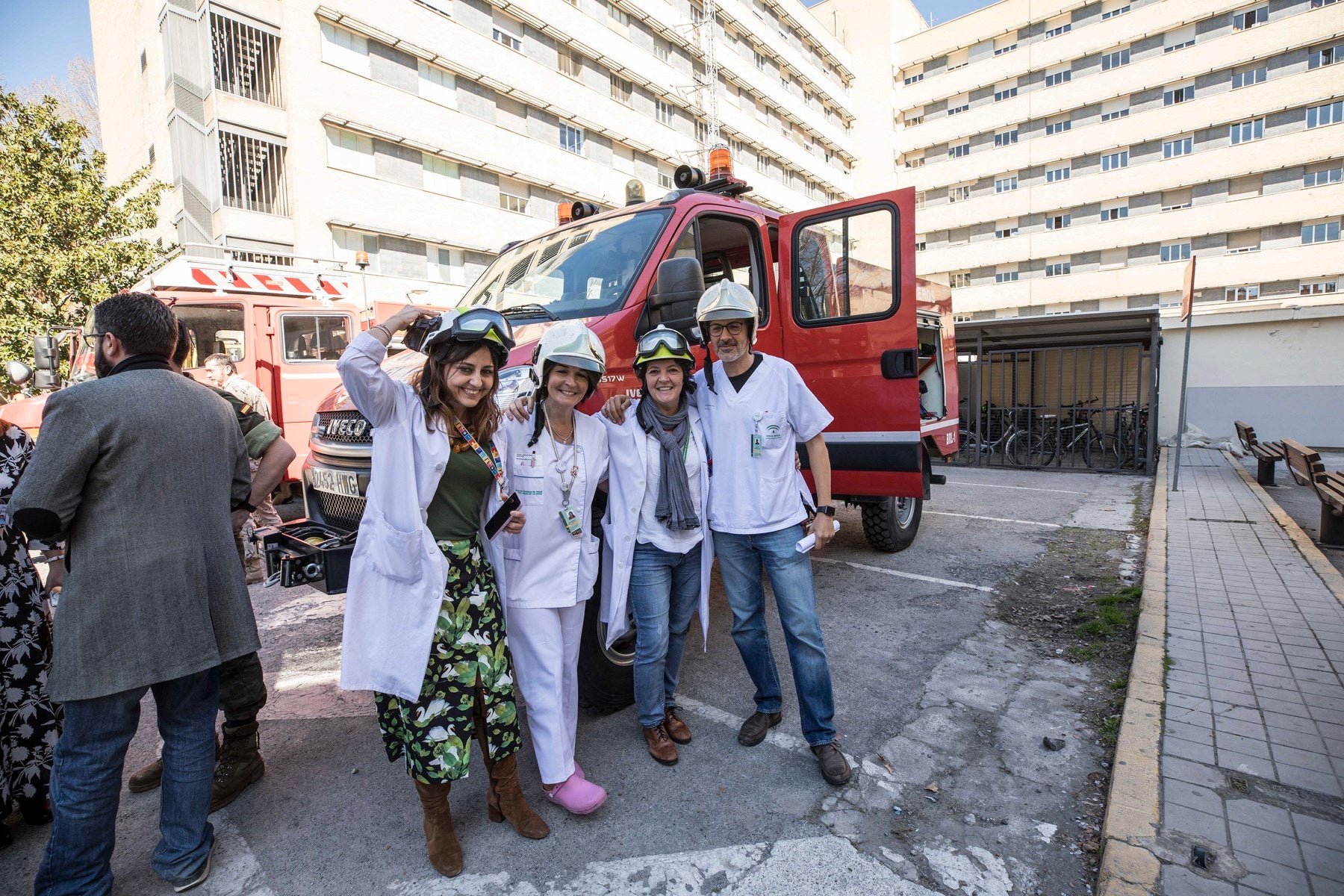 Agentes de Policía Local y Nacional, Guardia Civil, Bomberos, Protección Civil, Agentes Medioambientales e Infoca y Ejercito de Aire y Tierra y personal de Emergencias participan en esta actividad promovida por la Asociación Sonrisas