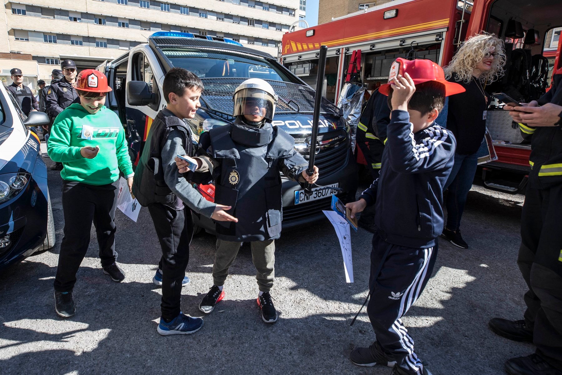 Agentes de Policía Local y Nacional, Guardia Civil, Bomberos, Protección Civil, Agentes Medioambientales e Infoca y Ejercito de Aire y Tierra y personal de Emergencias participan en esta actividad promovida por la Asociación Sonrisas